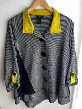 Ali Miles Black & Yellow Textured Button Up Blouse
